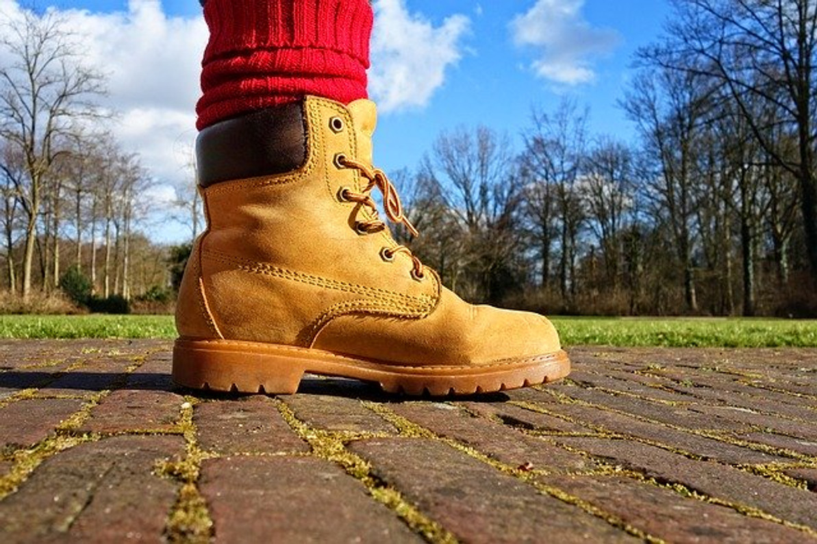 How to Keep Your Feet Warm When Working Outdoors During the Winter