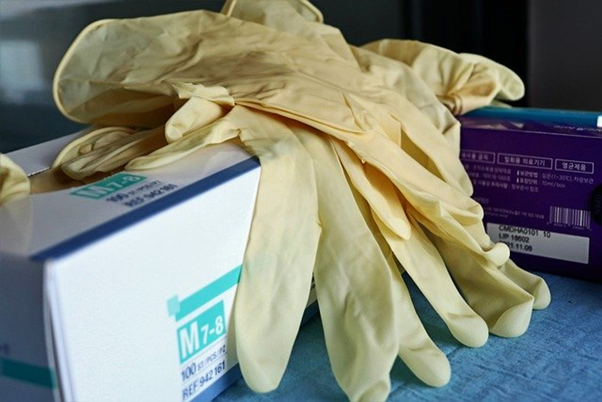 Nitrile vs Latex Disposable Gloves: Which Is Best?