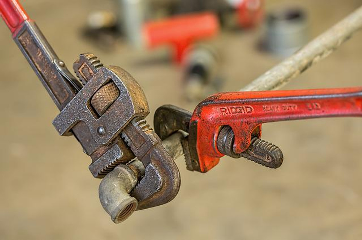 The Right Way to Use a Pipe Wrench