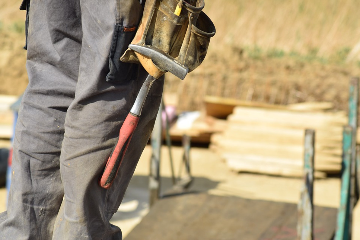 Protecting Against Sunburn When Working Outdoors