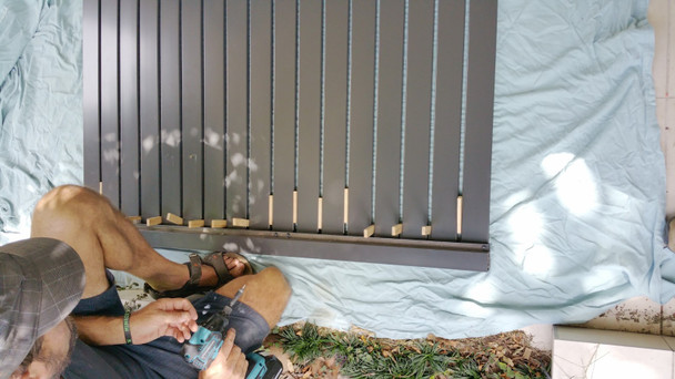 Slat Gate Side Frame Kit Assembly STEP 3 a -Attach the last slat with 1 screw only. Then make sure the gate is square before screwing off all slats with 2 screws. Start with a middle slat first.