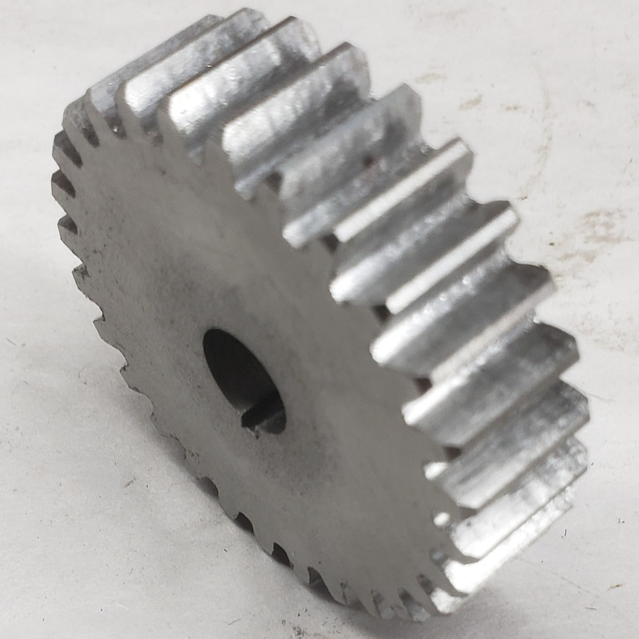 Gear, 28 tooth,  IHC Titan 1 hp