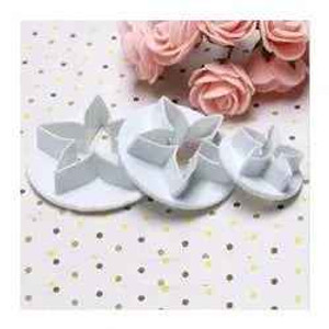 Calyx/ Poinsettia Fondant Cutters, Set of 3. Calyx/ Poinsettia Fondant Cutters, Set of 3.