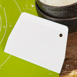 White Plastic Buttercream Scraper Small White Plastic Buttercream Scraper Small