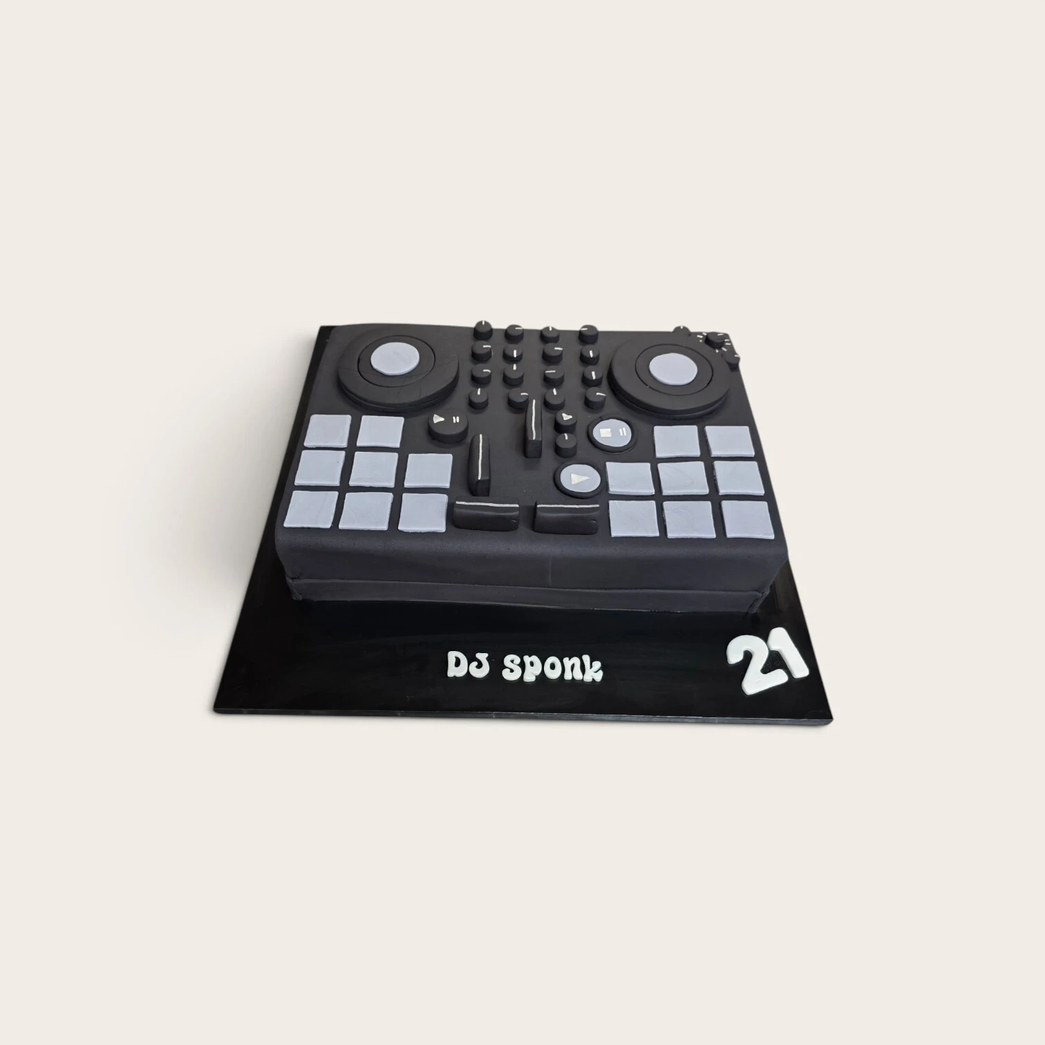 dj deck cake 3d.jpg
