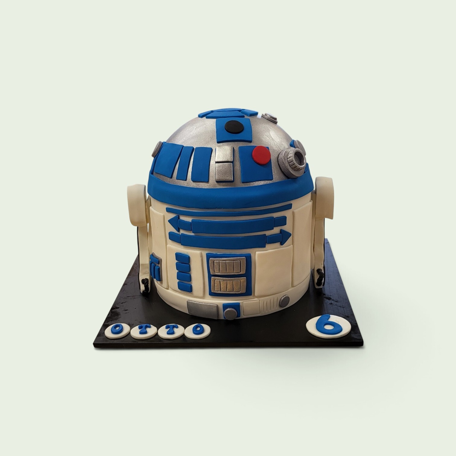 r2d2 star wars cake.jpg