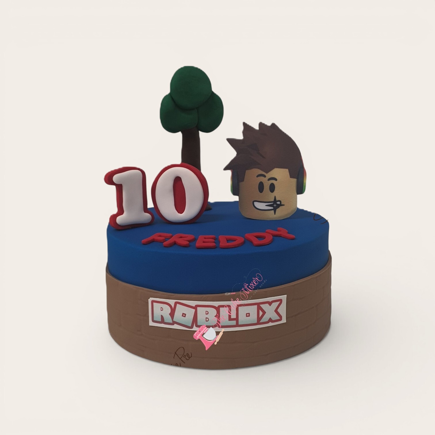 roblox fondant cake.jpg