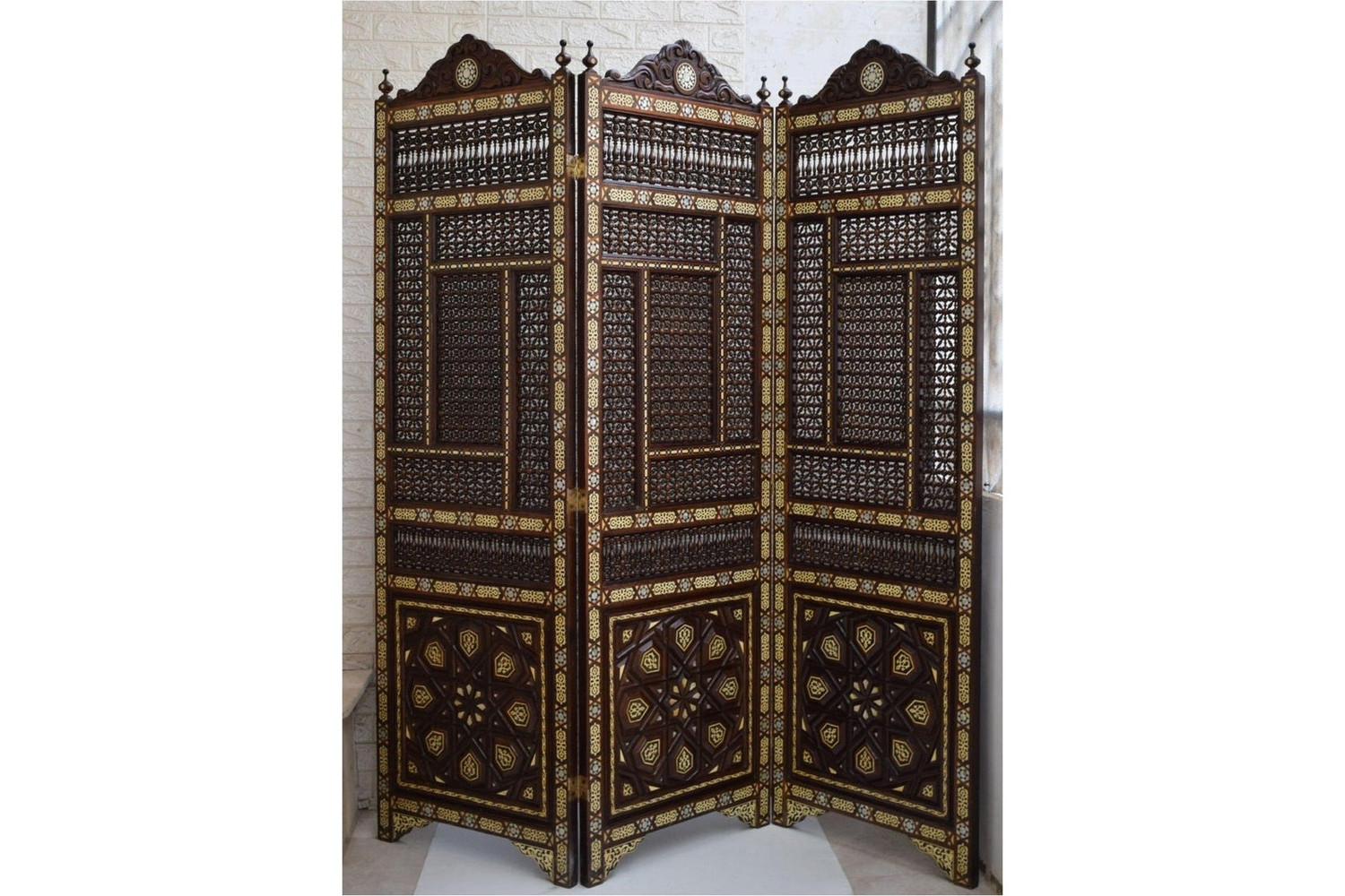 Folding room divider screen in hand-cut solid wood