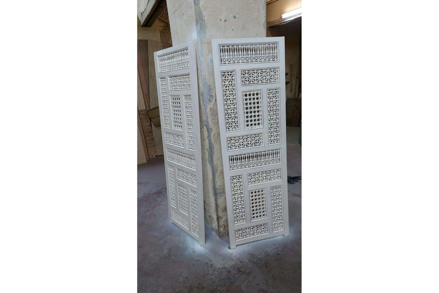 White mashrabiya screen in hand-cut solid wood
