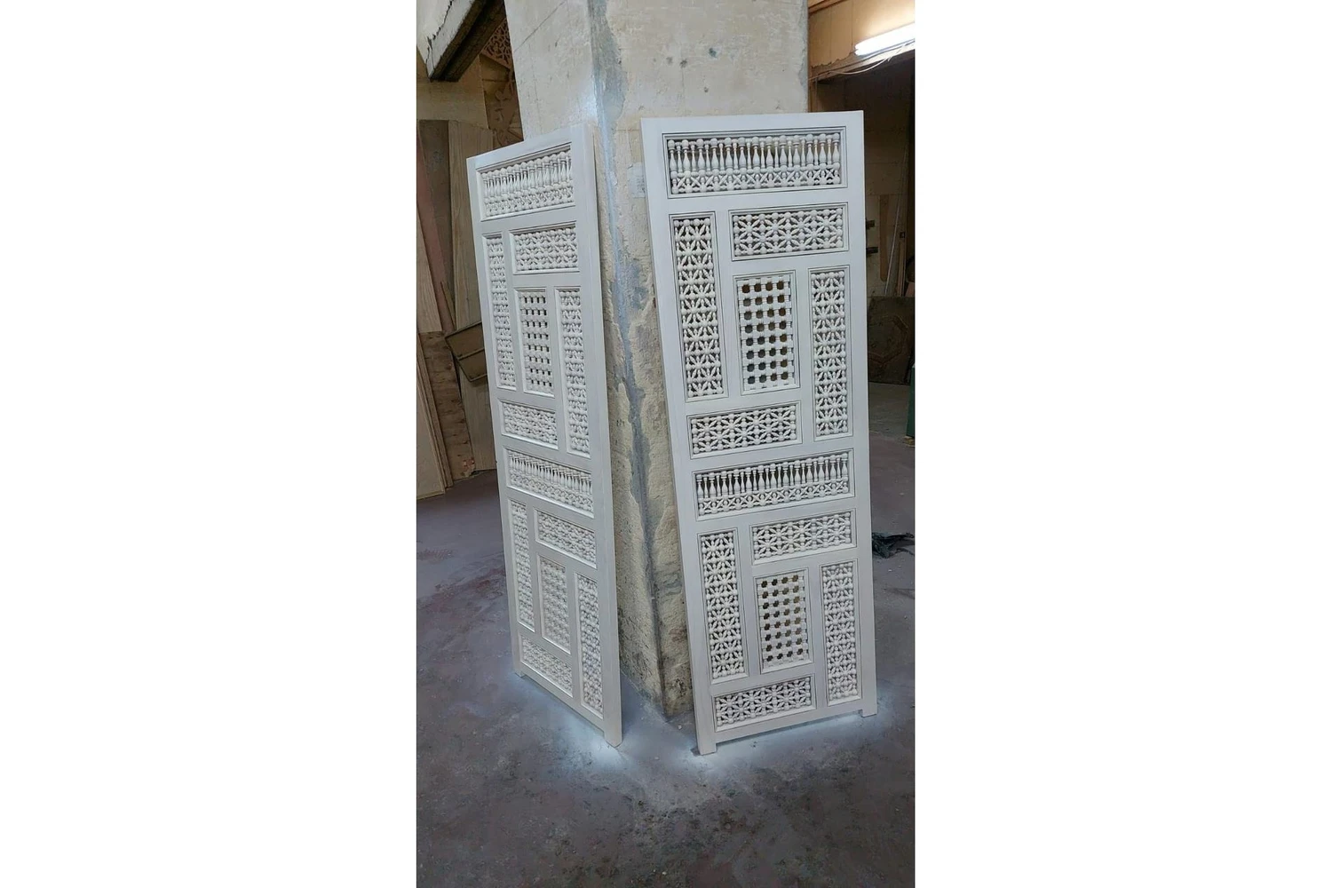 White mashrabiya screen in hand-cut solid wood