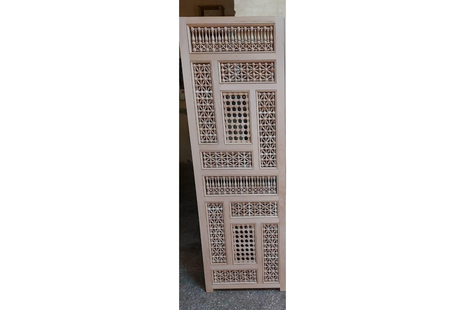 Mashrabiya wardrobe in hand-cut solid wood