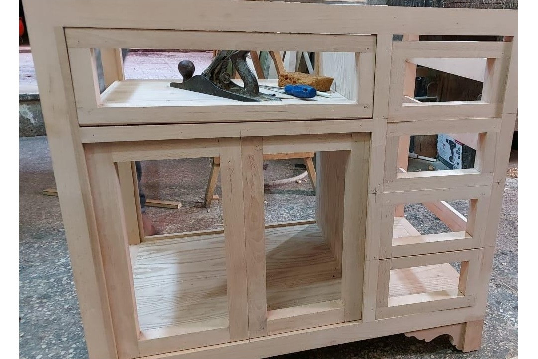 Mirrored vanity console in hand-cut solid wood