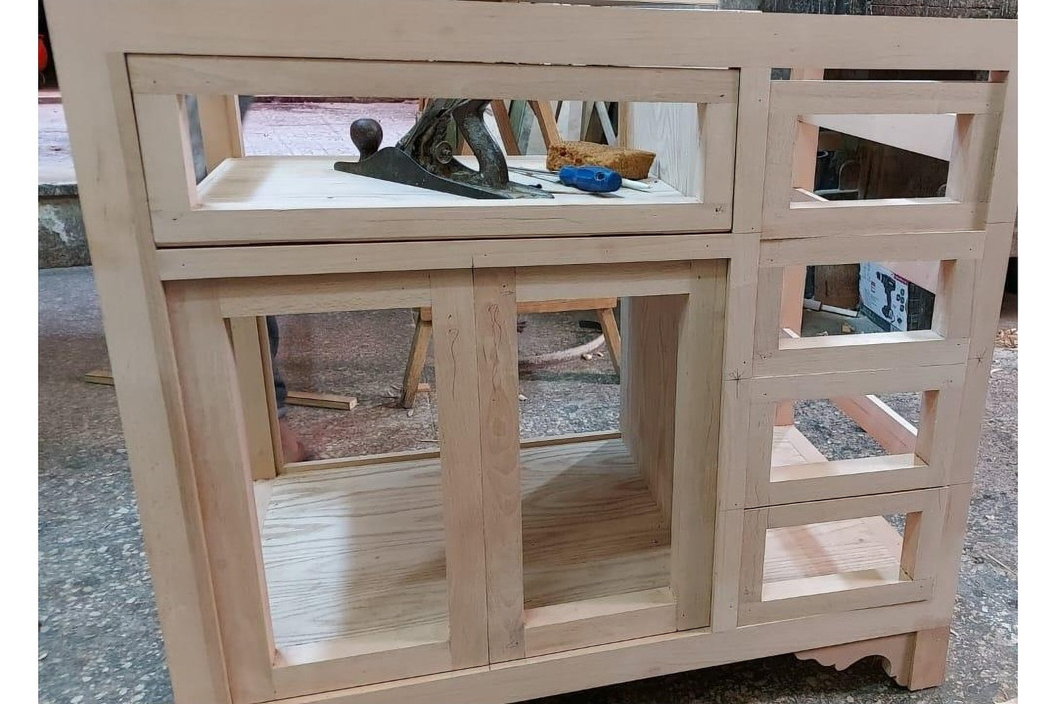 Mirrored vanity console in hand-cut solid wood