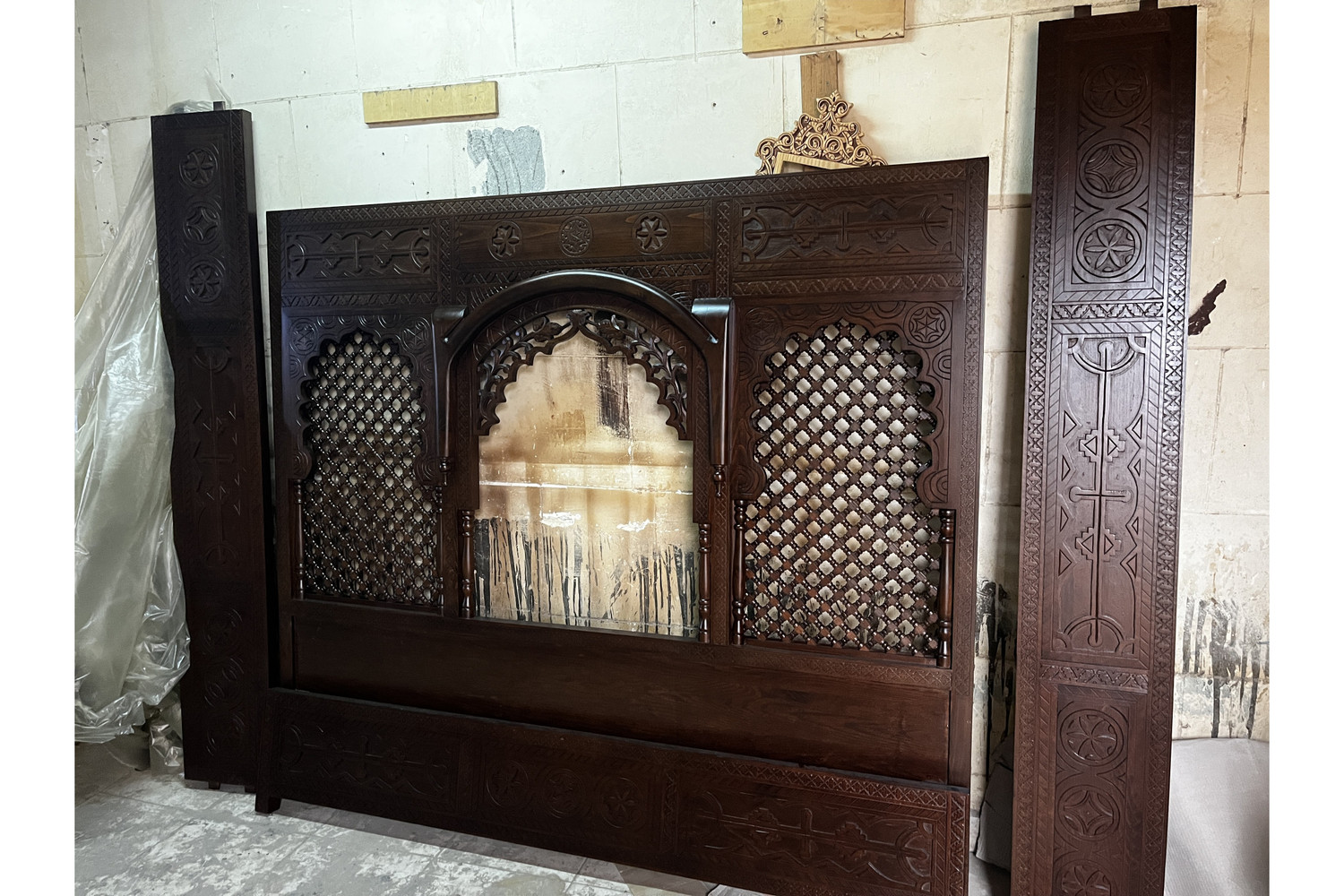 Mashrabiya bed frame and headboard in hand-cut solid wood