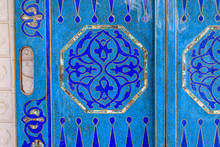 Backgammon and Chess Set with Mother of Pearl Inlay 25 in — detail 3