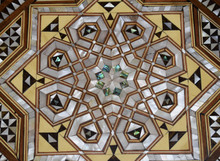 Octagonal Mother of Pearl Side Table on Four Turned Legs, 20 in — detail 9