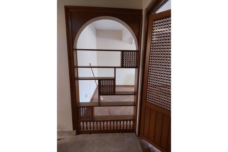 Arched wood room divider in hand-cut solid wood