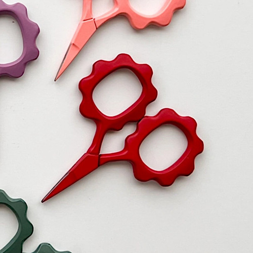 Matryoshka Doll Shop Small Scissors Flowers (Cranberry)