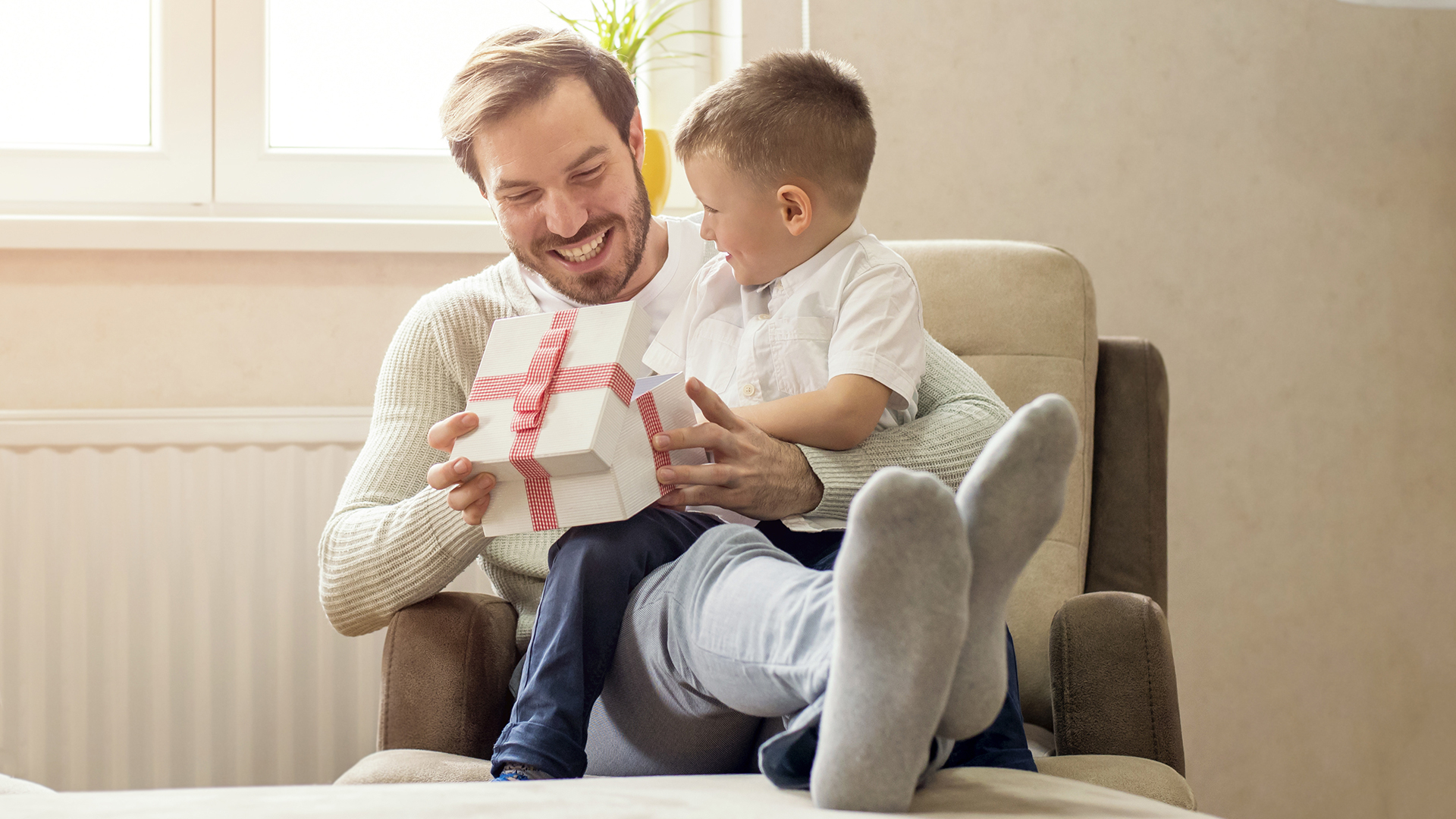 Father s. Папа с ребенком открывает подарки. The father. Father give. Father's Day Gift.