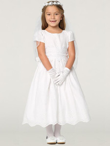 This stunning First Holy Communion dress offers a simple style and subtle beauty. The cotton dress features beautiful eyelet detailing and is a great option for your daughter or granddaughter.

Details:

Made with cotton
Lace trim on the waist
Eyelet details
Bottom of dress is scalloped
Tea length
Cap sleeves
Made in the U.S.
3 Dress Limit