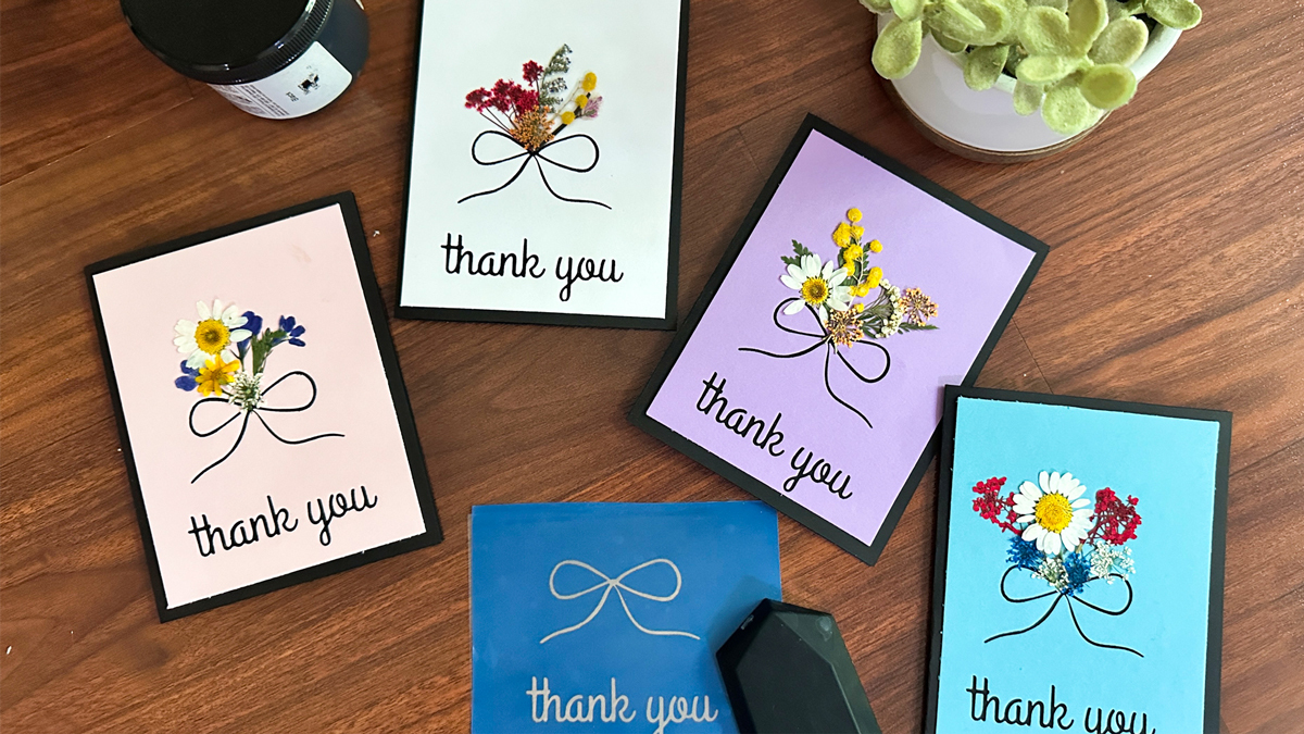 Thank you cards decorated with pressed flowers and Ikonart stencil design