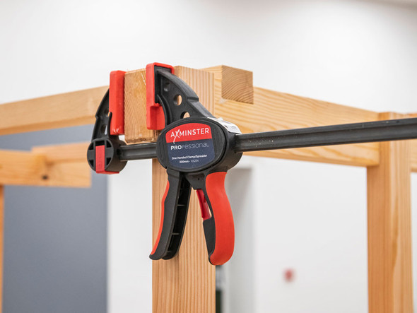 Built strong, with glass fiber reinforced jaws and a strong 20x6mm steel bar.