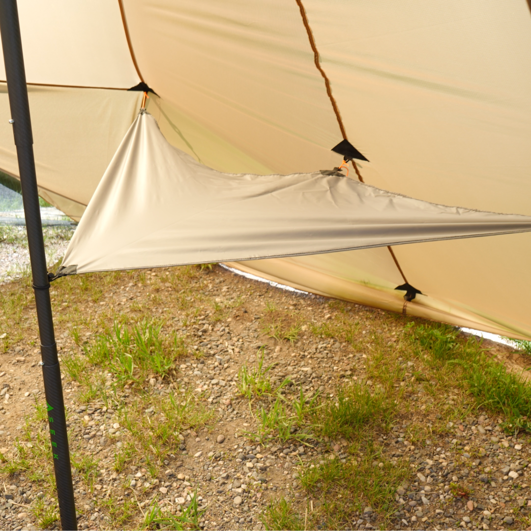 table desigend for bookcliff, connected to the center pole and two inner loops