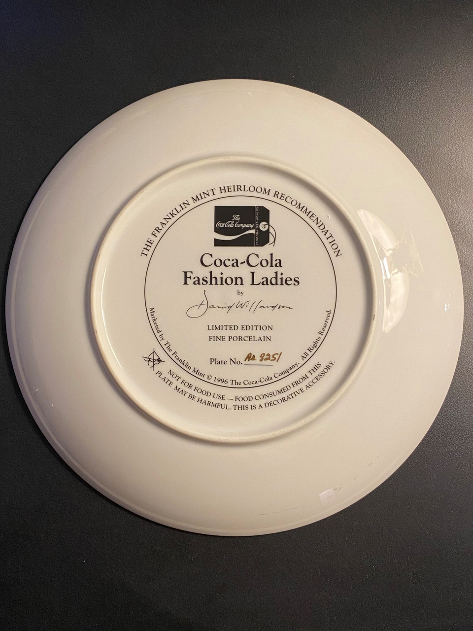 Coca Cola Vintage Fashion Ladies Collectible Plate (BK-3)