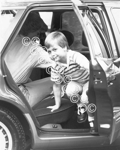 35358188-Prince William s first day at school 1987 - Newsprints