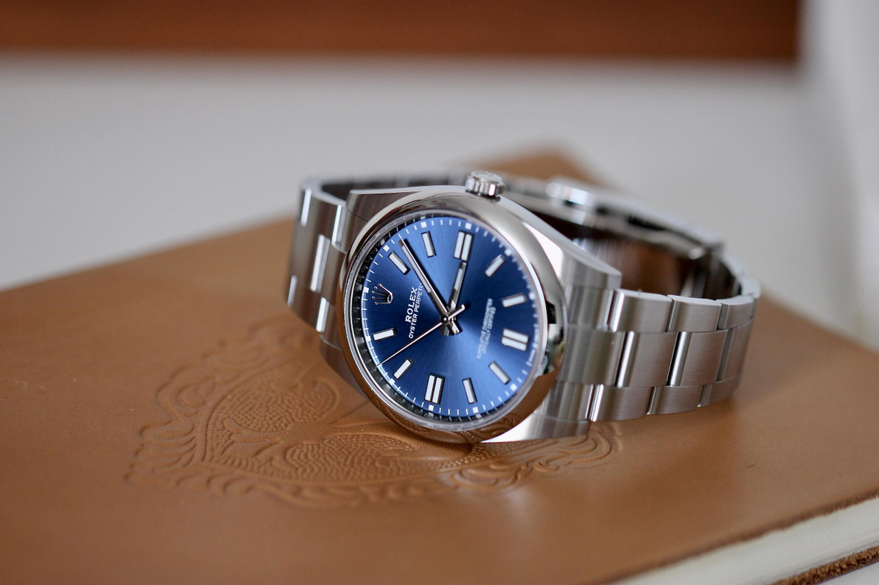 ROLEX Oyster Perpetual 41 with a bright blue dial and an Oyster bracelet  M124300-0003 Complete