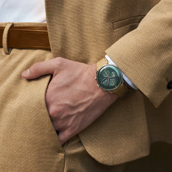 From a warm fir/forest green to a mystical dark green, the color scheme is also a reminiscence of Junghans' homeland, the Black Forest. Bowl-shaped totalizers with counter hands in contrasting colors emphasize the sporty features of the timepiece.