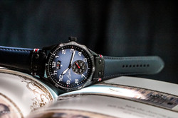 JUNGHANS Master Meister Pilot Automatic Navy Blue - The optimum readability of the Meister Pilot Automatic is both crucial for pilots and satisfying for watch lovers. Based on authentic control panel instruments, the large numerals on the date display emphasise the cockpit character of the watch. The small second with its red hand ensures additional readability.