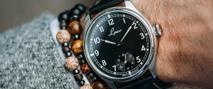 Laco presents a new edition of the popular timepieces Cuxhaven and Bremerhaven. Inspired by the classic navy pocket watches from the 1940s, they combine traditional craftsmanship with timeless elegance.
A notable innovation is the addition of two more variants with a reduced diameter of 39 millimeters to the product range. This size opens up new possibilities for watch enthusiasts who prefer a more compact model without having to sacrifice the charming vintage look.
The dark version Bremerhaven also embodies a piece of maritime history with historically accurate details. Thanks to its black dial and black leather strap, the Bremerhaven is a real eye-catcher. Laco presents a new edition of the popular timepieces Cuxhaven and Bremerhaven. Inspired by the classic navy pocket watches from the 1940s, they combine traditional craftsmanship with timeless elegance.
A notable innovation is the addition of two more variants with a reduced diameter of 39 millimeters to the product range. This size opens up new possibilities for watch enthusiasts who prefer a more compact model without having to sacrifice the charming vintage look.
The dark version Bremerhaven also embodies a piece of maritime history with historically accurate details. Thanks to its black dial and black leather strap, the Bremerhaven is a real eye-catcher.