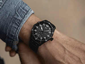 Junghans Meister Pilot Automatic – Ref. 27/4491.00 43.3 mm | Black PVD-Coated Case | Black Dial | Riveted Leather Strap Junghans Meister Pilot Automatic – Ref. 27/4491.00 43.3 mm | Black PVD-Coated Case | Black Dial | Riveted Leather Strap