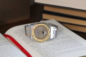 Audemars Piguet Royal Oak vintage 36mm Day-Date Moonphase Calendar two tone
Great condition unpolished, watch dates back to the 1980's and is one of the first complicated Royal Oak's. Comes with original thin bracelet and thin front writing on the dial. Pictures of the actual timepiece for sale, with Macro lense. Perfect working condition, checked by the watchmaker and comes with 1 Year Legend of Time Warranty. Trusted Chicago watch store contact us with any questions.
CASE: 18K Yellow Gold bezel, Stainless Steel case 36mm
DIAL: Grey clou de paris dial, applied gold luminous hour markers and hands. 3 subdial: moon phase, date, day.
BRACELET: 18K Yellow Gold and Stainless Steel Bracelet with Deployment buckle
MOVEMENT: Automatic, Caliber 2224/2825, Power Reserve 50 h, 45 jewels, Frequency 28,800 A/h
COMPLICATIONS: Moon phase, Date, Day Audemars Piguet Royal Oak vintage 36mm Day-Date Moonphase Calendar two tone
Great condition unpolished, watch dates back to the 1980's and is one of the first complicated Royal Oak's. Comes with original thin bracelet and thin front writing on the dial. Pictures of the actual timepiece for sale, with Macro lense. Perfect working condition, checked by the watchmaker and comes with 1 Year Legend of Time Warranty. Trusted Chicago watch store contact us with any questions.
CASE: 18K Yellow Gold bezel, Stainless Steel case 36mm
DIAL: Grey clou de paris dial, applied gold luminous hour markers and hands. 3 subdial: moon phase, date, day.
BRACELET: 18K Yellow Gold and Stainless Steel Bracelet with Deployment buckle
MOVEMENT: Automatic, Caliber 2224/2825, Power Reserve 50 h, 45 jewels, Frequency 28,800 A/h
COMPLICATIONS: Moon phase, Date, Day
