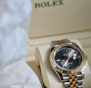 Pre - Owned ROLEX Oyster Perpetual 41 with a bright blue dial and an Oyster  bracelet M124300-0003 Complete