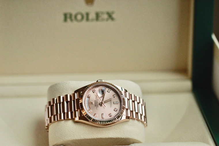 ROLEX Oyster Perpetual Day-Date 36 in 18 kt Everose gold with a rosé-color dial, fluted bezel and a President bracelet NEW 2021 MODEL