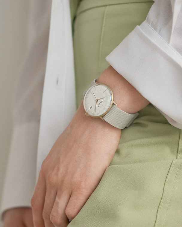 A must-have for watch aficionados: For the first time, the max bill is available in the original size of the first watches from 1961 (34 mm), including with self-winding movement. Max Bill’s classic, uncompromising and minimalistic design remains unchanged, in strict accordance with the Bauhaus principle “Form follows function”.