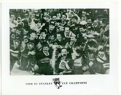Pittsburgh Penguins 1990-1991 Stanley Cup Champions Celebrating B&W Photo 8x10