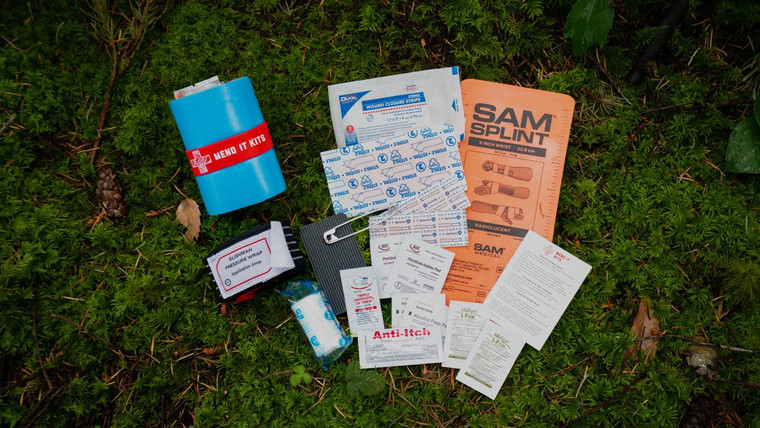 MTB Freeride Mend It Kits New First Aid Kit Bike Mounted On Bike With Slishman Pressure Wrap and Fidlock Mounting System SAM Splint Life Saving First Aid