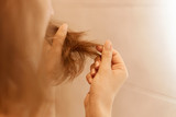 Cheveux fourchus : halte aux idées reçues 