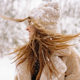 ​10 Conseils Essentiels pour Prendre Soin de Vos Cheveux en Hiver