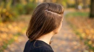 Chute de cheveux d'automne : pourquoi c'est normal, et quand ça ne l'est plus