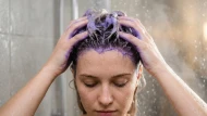 Shampoing violet : la dose exacte entre éclat et cheveux ternis