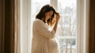 Chute de cheveux femme : causes et traitements | hairStore