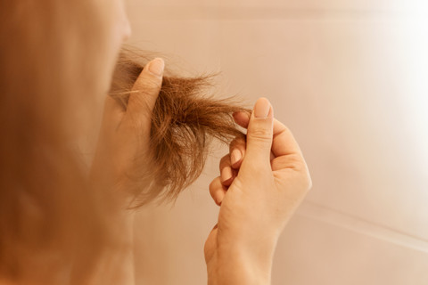 Cheveux fourchus : halte aux idées reçues 