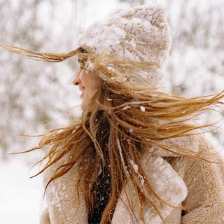 ​10 Conseils Essentiels pour Prendre Soin de Vos Cheveux en Hiver