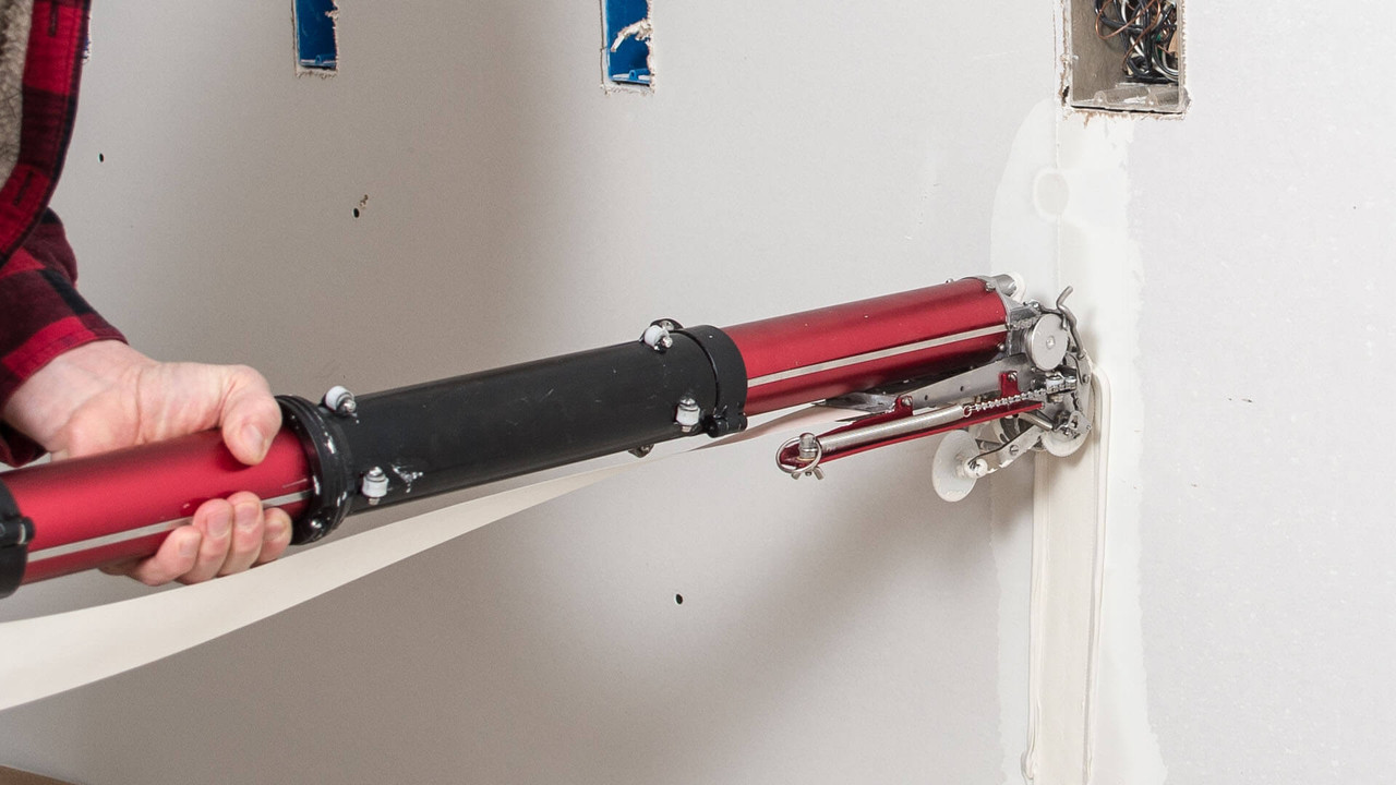 Priming an Automatic Drywall Taper LEVEL5 Tools LLC.