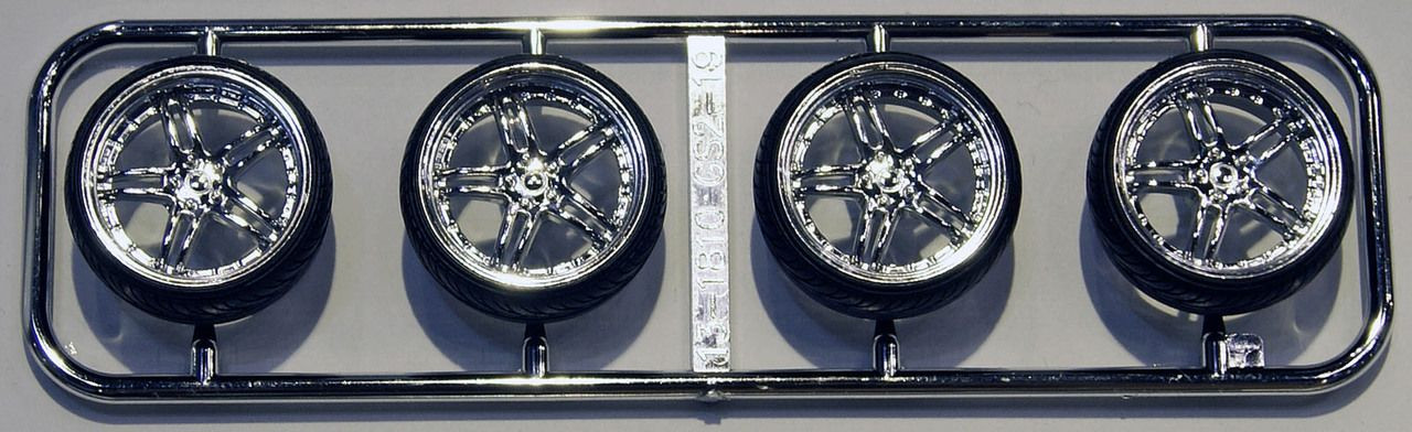 Tuned Parts 1/24 RS Work Gnosis GS2 19inch Tire & Wheel Set