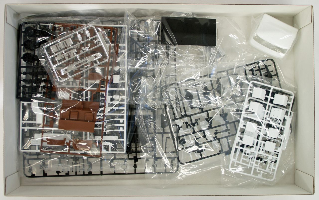 Heavy Freight 1/32 Hino HH Tractor Plastic Model